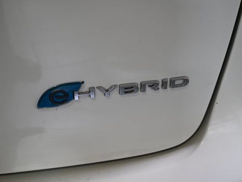 Used 2023 Chrysler Pacifica Limited FWD image 11