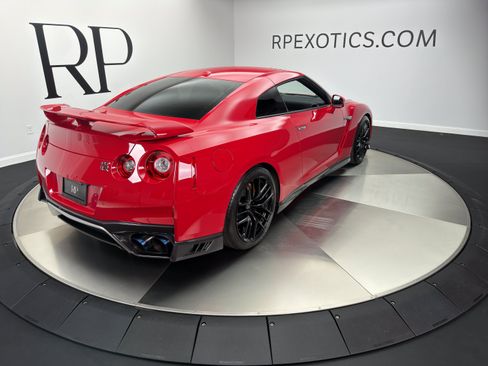 Used 2018 Nissan GT-R Premium AWD/4WD image 9