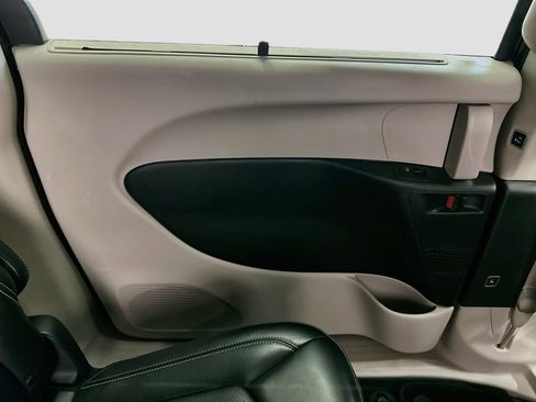 Used 2024 Chrysler Pacifica Touring-L FWD image 26