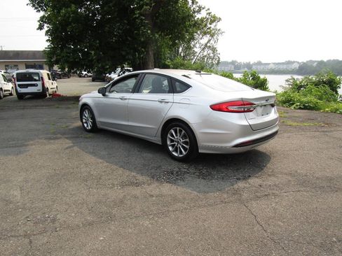 Used 2017 Ford Fusion SE FWD image 5