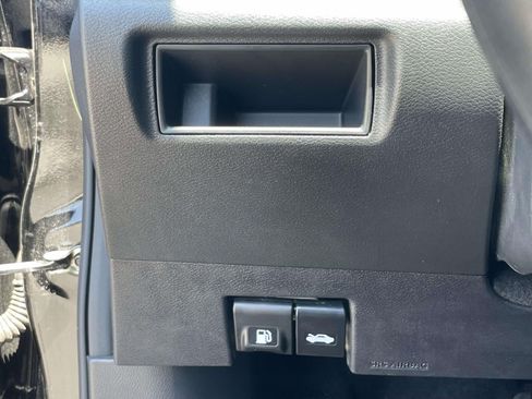 Used 2025 Nissan Versa SV FWD image 17