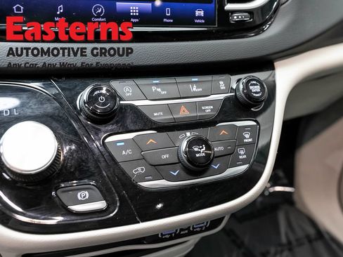 Used 2023 Chrysler Pacifica Touring-L FWD image 20