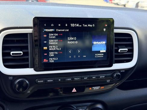 Used 2025 Hyundai Venue Limited FWD image 9