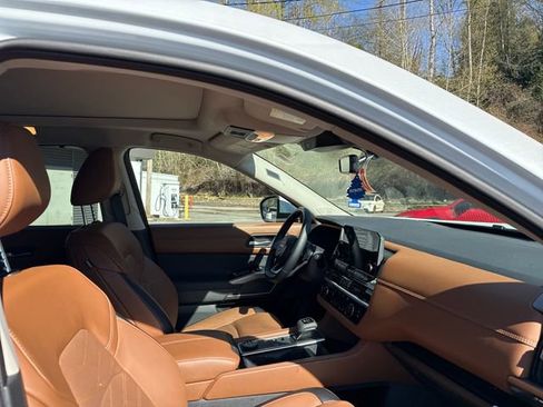 Used 2025 Nissan Pathfinder Platinum w/ Black Appearance Package AWD/4WD image 41