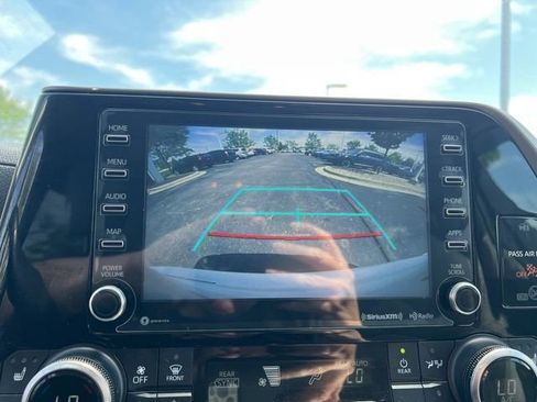 Used 2021 Toyota Highlander XLE FWD image 18