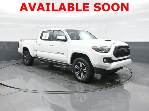 Used 2018 Toyota Tacoma TRD Sport image 1