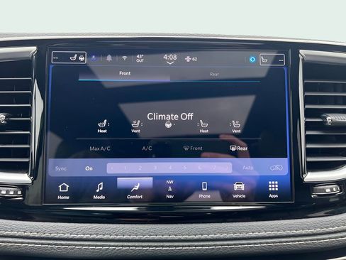 Used 2024 Chrysler Pacifica Limited w/ Uconnect Theater Family Group FWD image 26