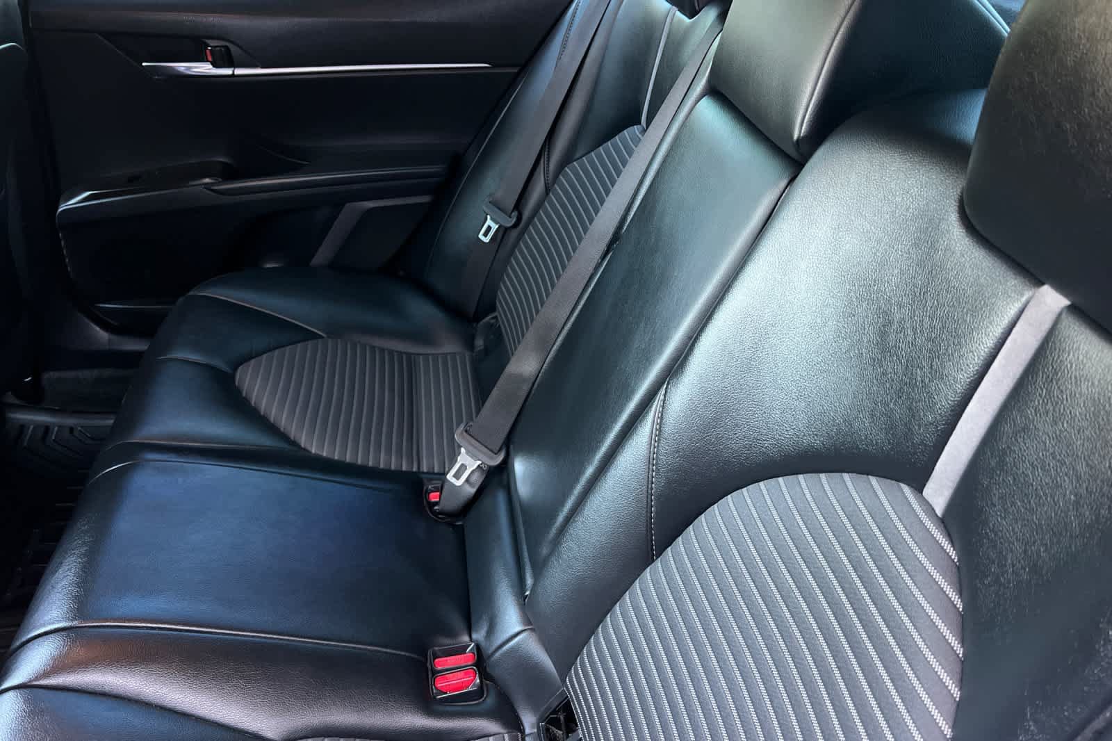 Used 2022 Toyota Camry SE w/ Cold Weather Package FWD image 7