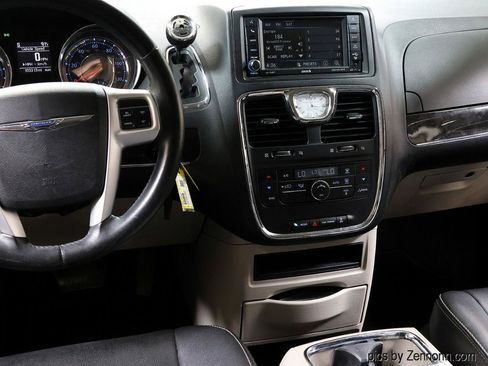 Used 2015 Chrysler Town & Country Touring FWD image 18