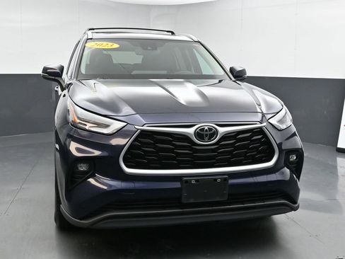 Used 2023 Toyota Highlander XLE image 3