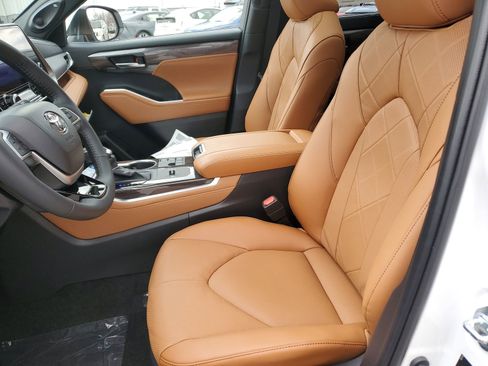 New 2026 Toyota Highlander Platinum image 18
