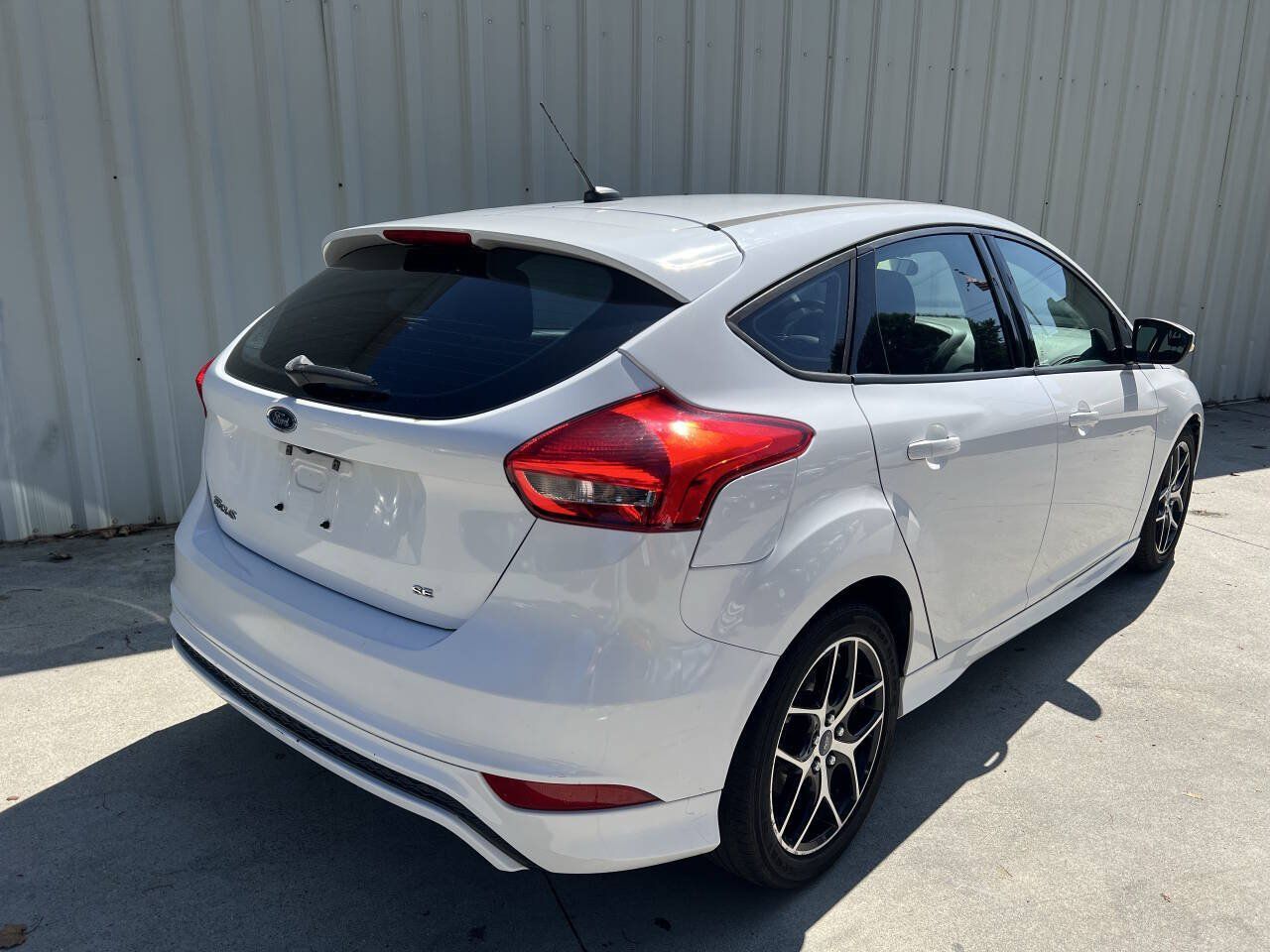 Used 2016 Ford Focus SE w/ SE Sport Package FWD image 3