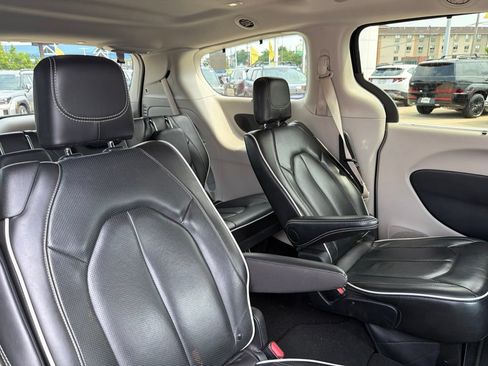 Used 2024 Chrysler Pacifica Limited FWD image 14