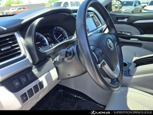Used 2019 Toyota Highlander XLE AWD/4WD image 16