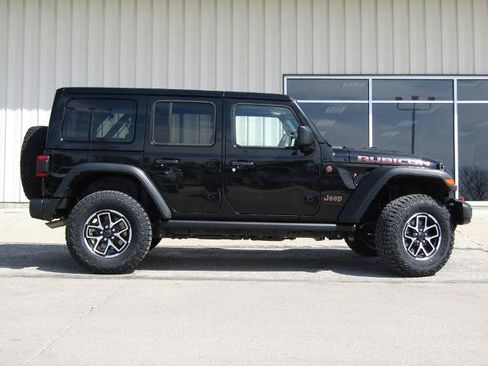 Used 2025 Jeep Wrangler Unlimited Rubicon w/ Convenience Group AWD/4WD image 2