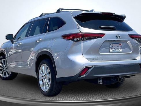 Used 2020 Toyota Highlander Limited FWD image 2