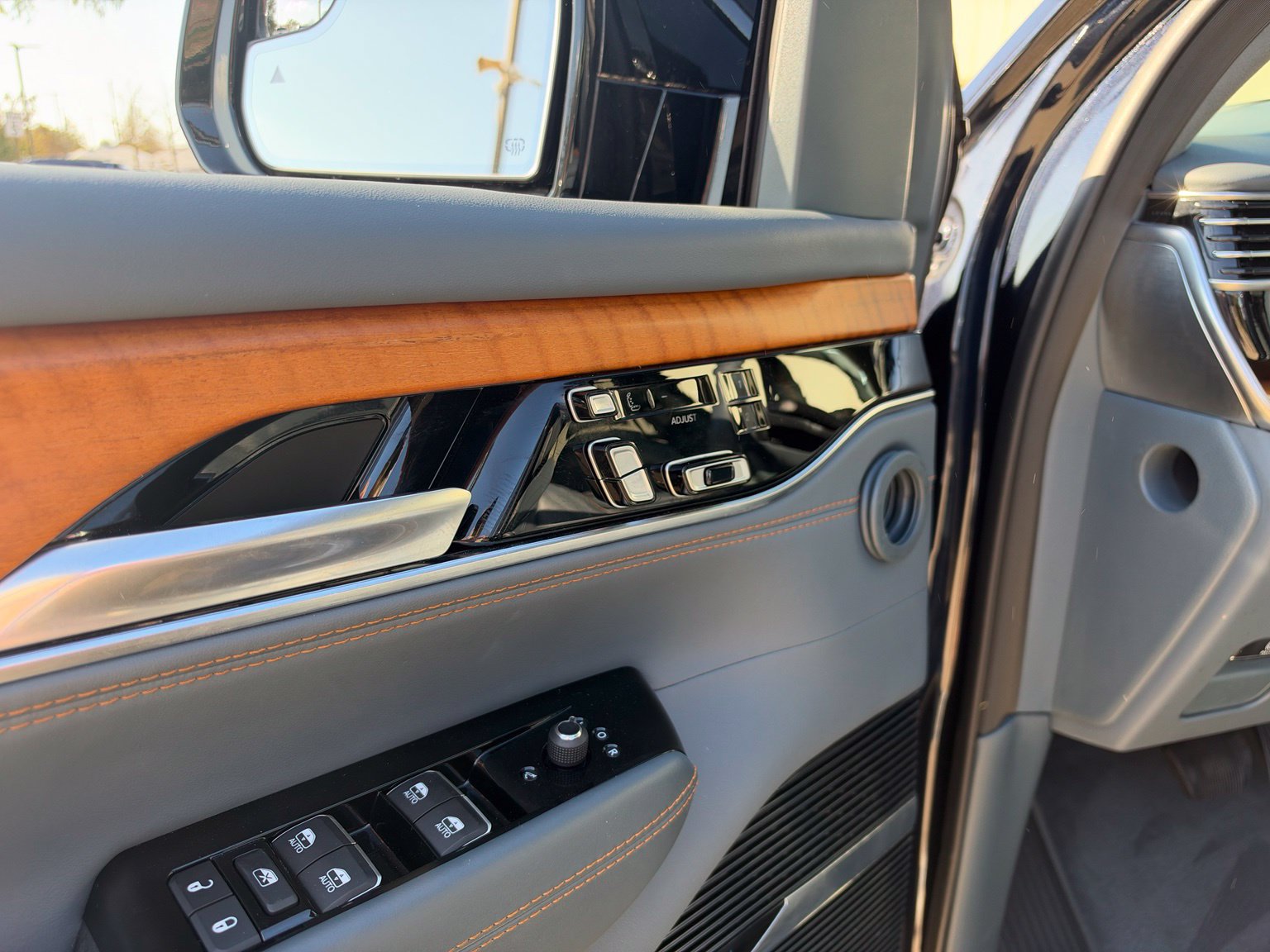 Used 2023 Jeep Grand Wagoneer L Series II w/ Premium Group II AWD/4WD image 14