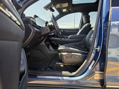 Used 2026 Buick Enclave Avenir AWD/4WD image 4