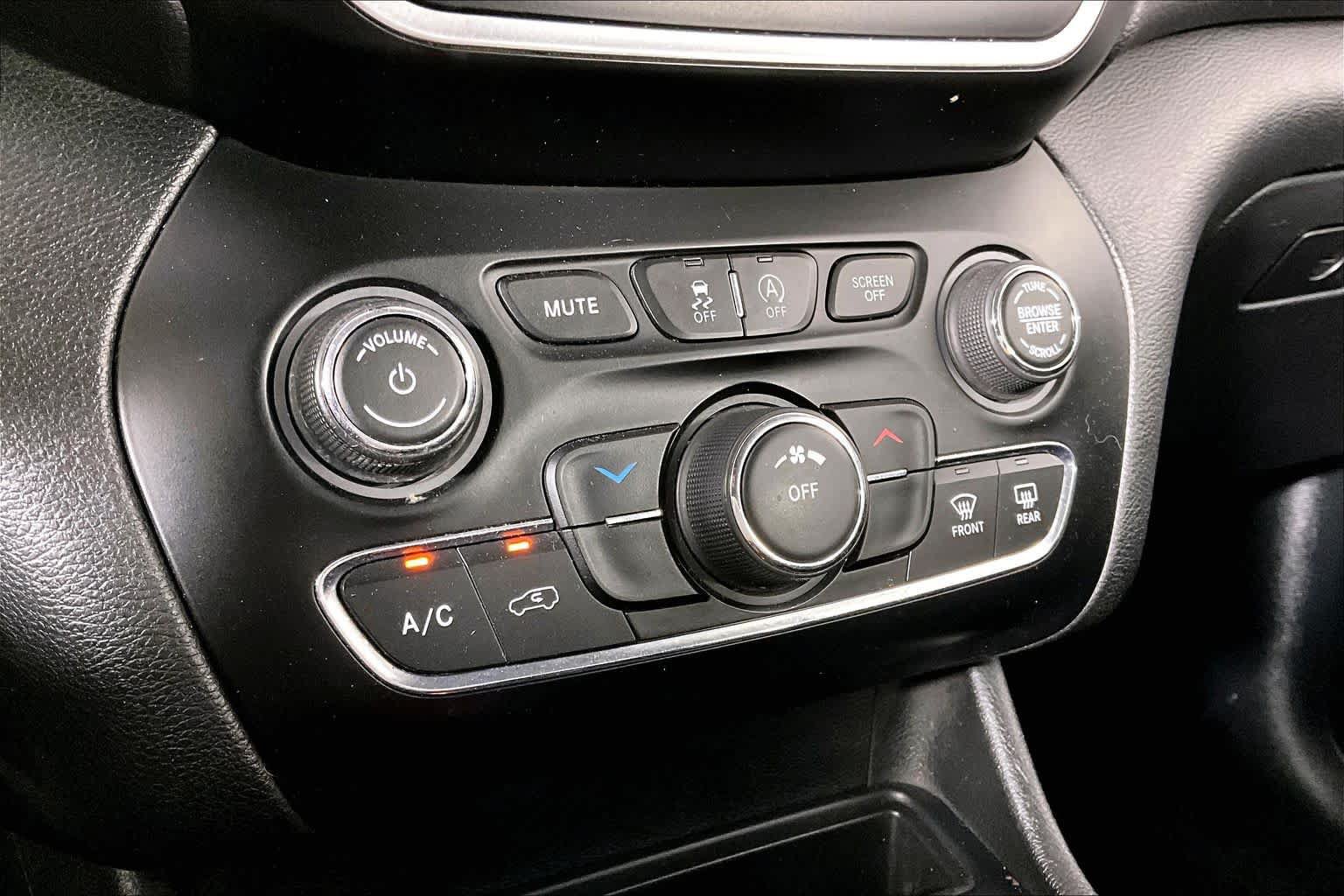 Used 2019 Jeep Cherokee Latitude w/ Popular Appearance Group FWD image 34