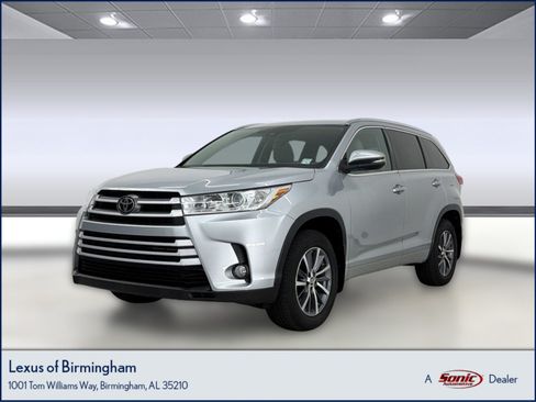 Used 2017 Toyota Highlander XLE AWD/4WD image 1