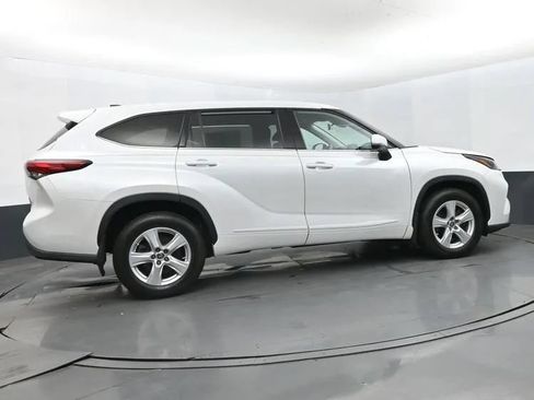 Used 2022 Toyota Highlander LE AWD/4WD image 4