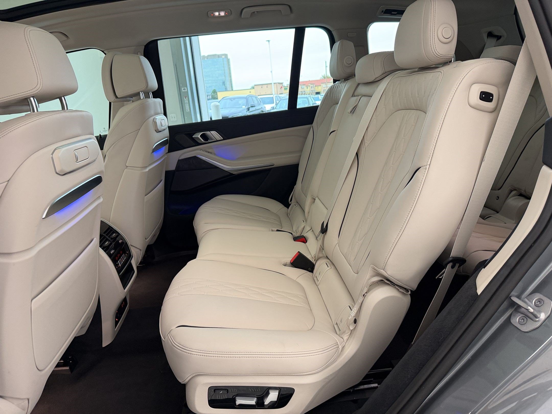 Used 2024 BMW X7 xDrive40i w/ Premium Package AWD/4WD image 23