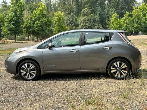 Used 2016 Nissan Leaf SL w/ Premium Package FWD image 6