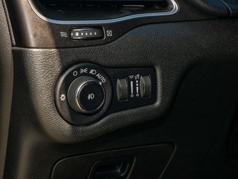 Used 2019 Jeep Cherokee Trailhawk image 24