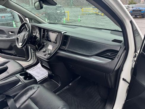 Used 2018 Toyota Sienna SE Premium image 14