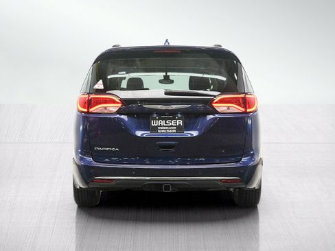 Used 2017 Chrysler Pacifica Touring-L FWD image 4