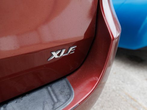 Used 2018 Toyota Sienna Limited image 11