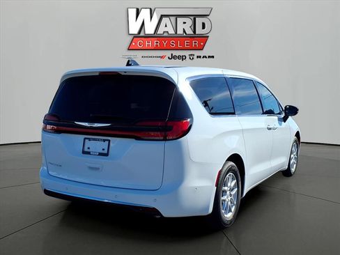 New 2025 Chrysler Pacifica Select FWD image 3