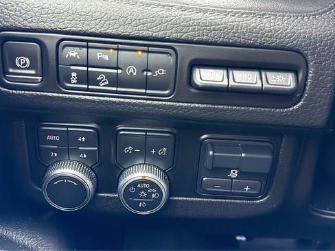 Used 2021 GMC Yukon XL Denali w/ Denali Premium Package image 36