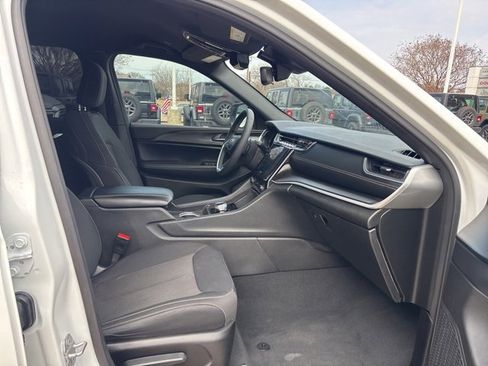 Used 2024 Jeep Grand Cherokee L Laredo image 15