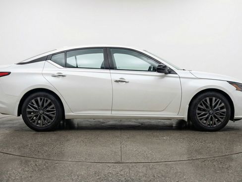 Used 2025 Nissan Altima 2.5 SV FWD image 11