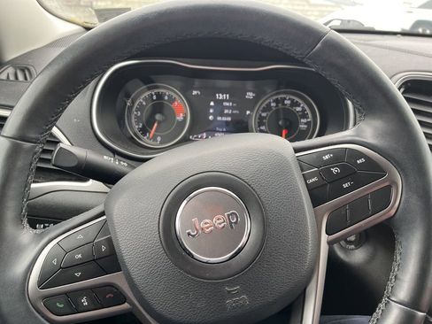 Used 2019 Jeep Cherokee Limited image 7