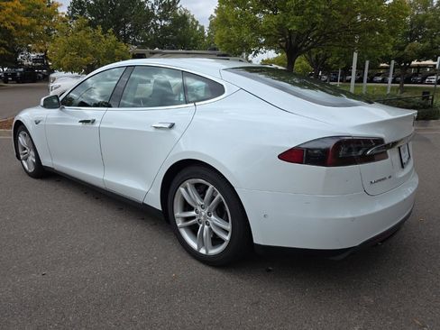 Used 2015 Tesla Model S 85D image 4