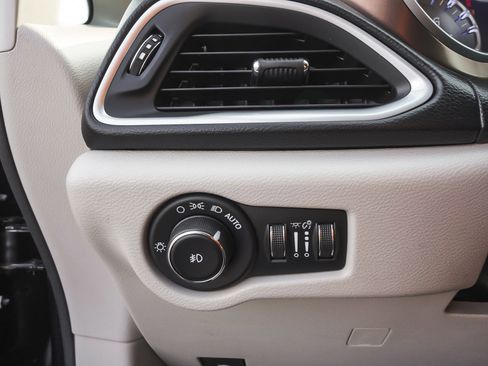 Used 2017 Chrysler Pacifica Touring-L Plus FWD image 16