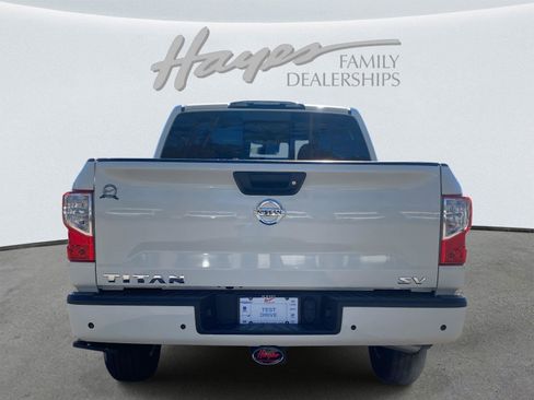 Used 2021 Nissan Titan SV w/ SV Convenience Package image 4