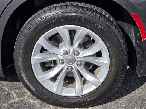 Used 2023 Chrysler 300 Touring image 8