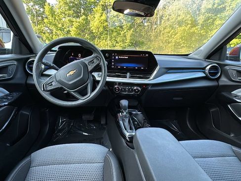 Used 2025 Chevrolet Trax LT FWD image 8