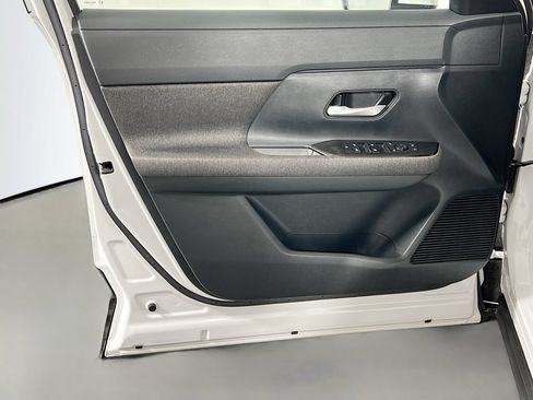 Used 2025 Nissan Kicks SV AWD/4WD image 16