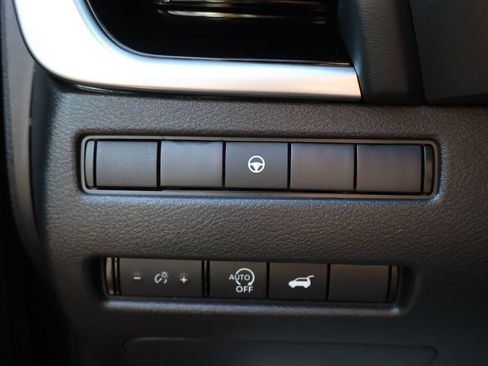 Used 2025 Nissan Rogue SL FWD image 40
