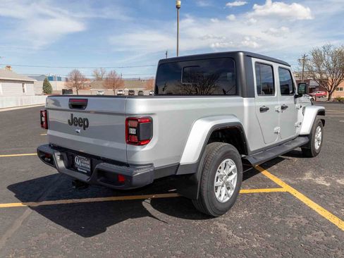 Used 2023 Jeep Gladiator Sport image 3