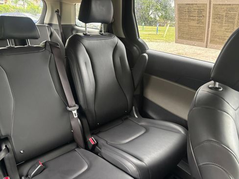 Used 2026 Kia Carnival FWD image 40