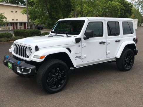 Used 2024 Jeep Wrangler Unlimited Sahara AWD/4WD image 13