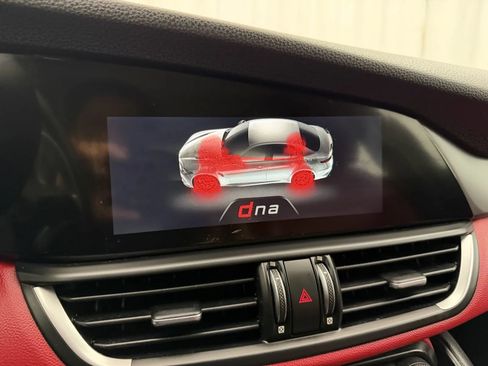 Used 2018 Alfa Romeo Giulia AWD image 23