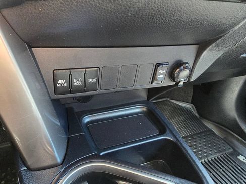 Used 2018 Toyota RAV4 LE AWD/4WD image 26