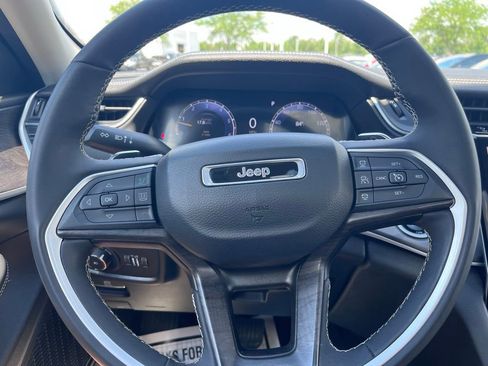 Used 2023 Jeep Grand Cherokee Limited AWD/4WD image 14