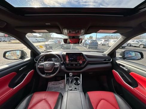 Used 2023 Toyota Highlander XSE image 2